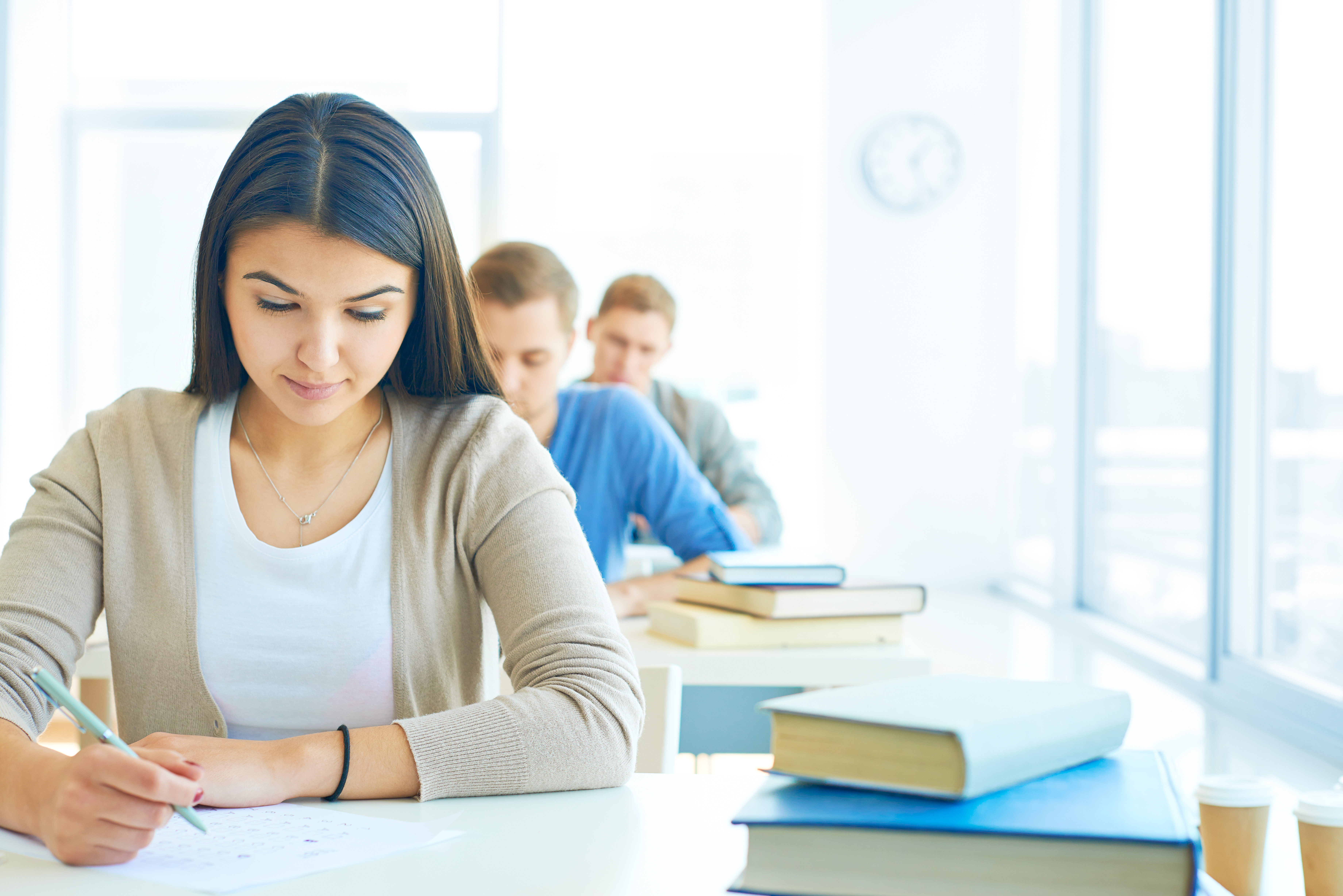 Estudiantes en un examen.